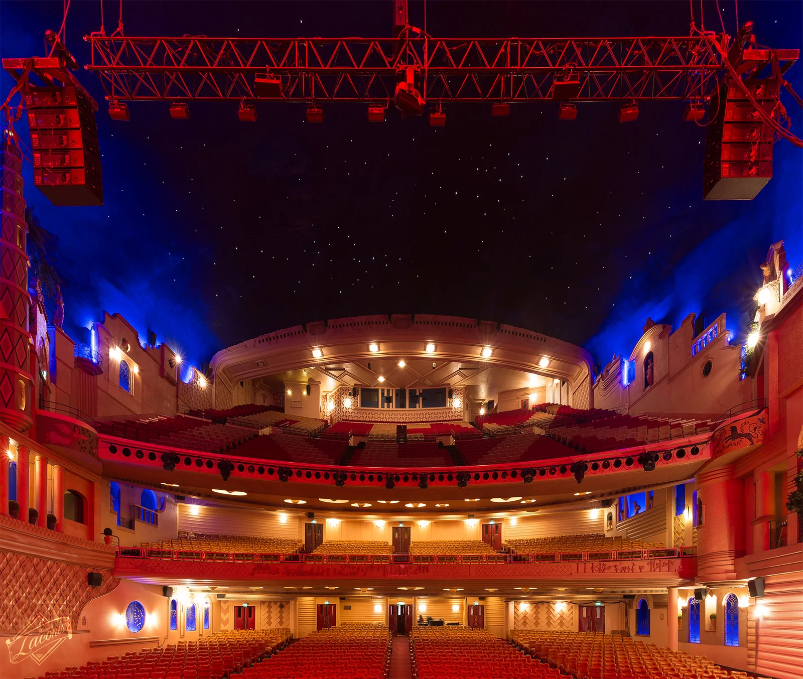 Le balcon et la scène de la Grande Salle du Grand Rex